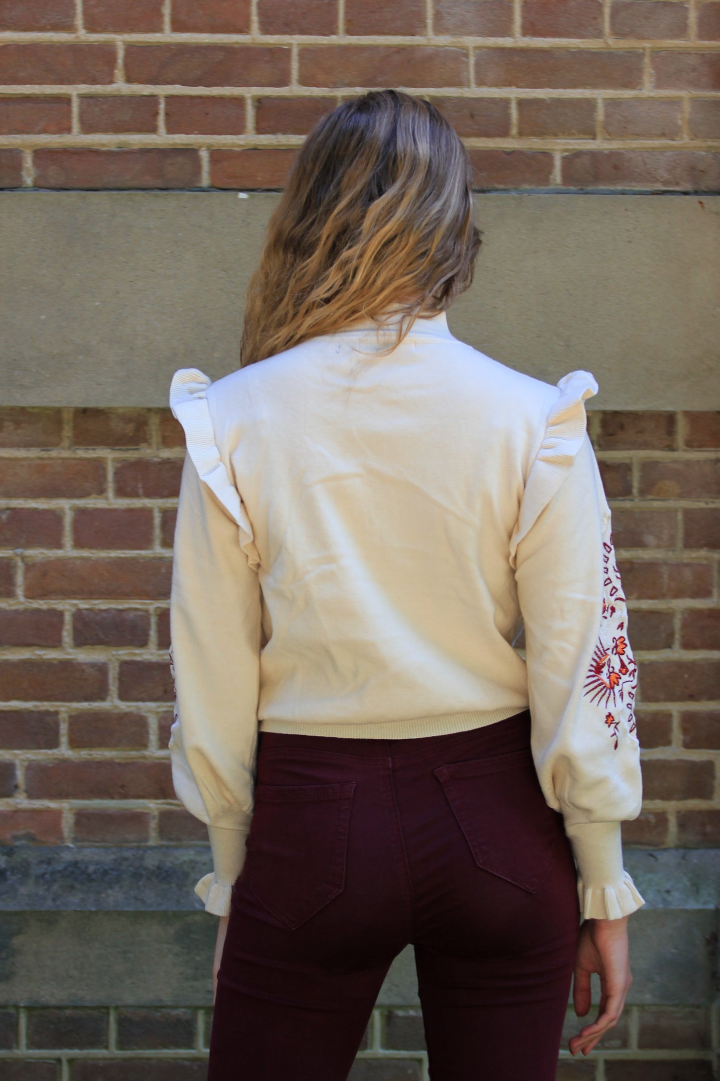 Achterkant van zachte trui met boho embroidery en ruffles op schouders, eenkleurig beige