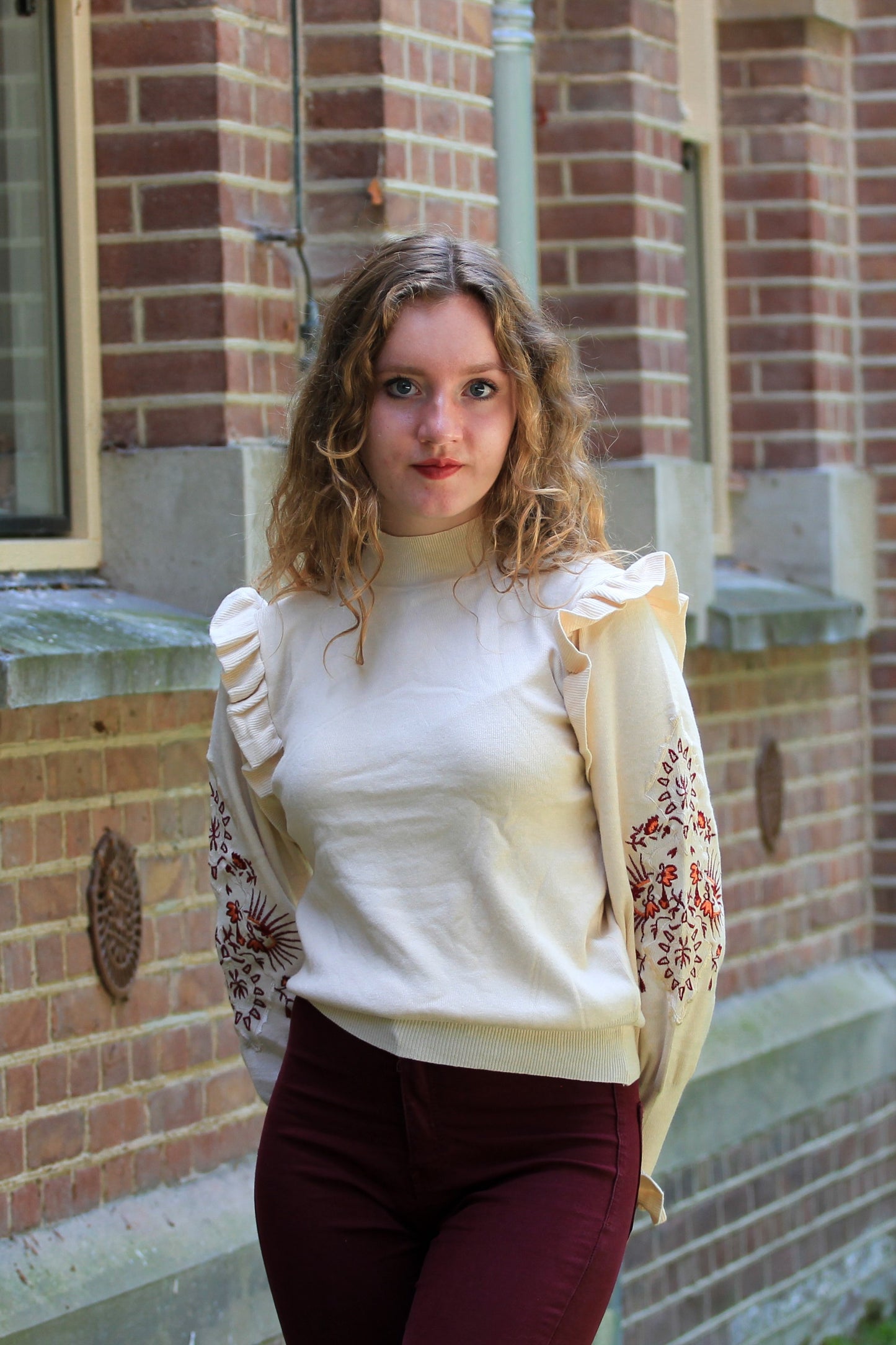 Boho trui met embroidery en ruffles op schouders en polsen, zachte viscosemix, voorkant