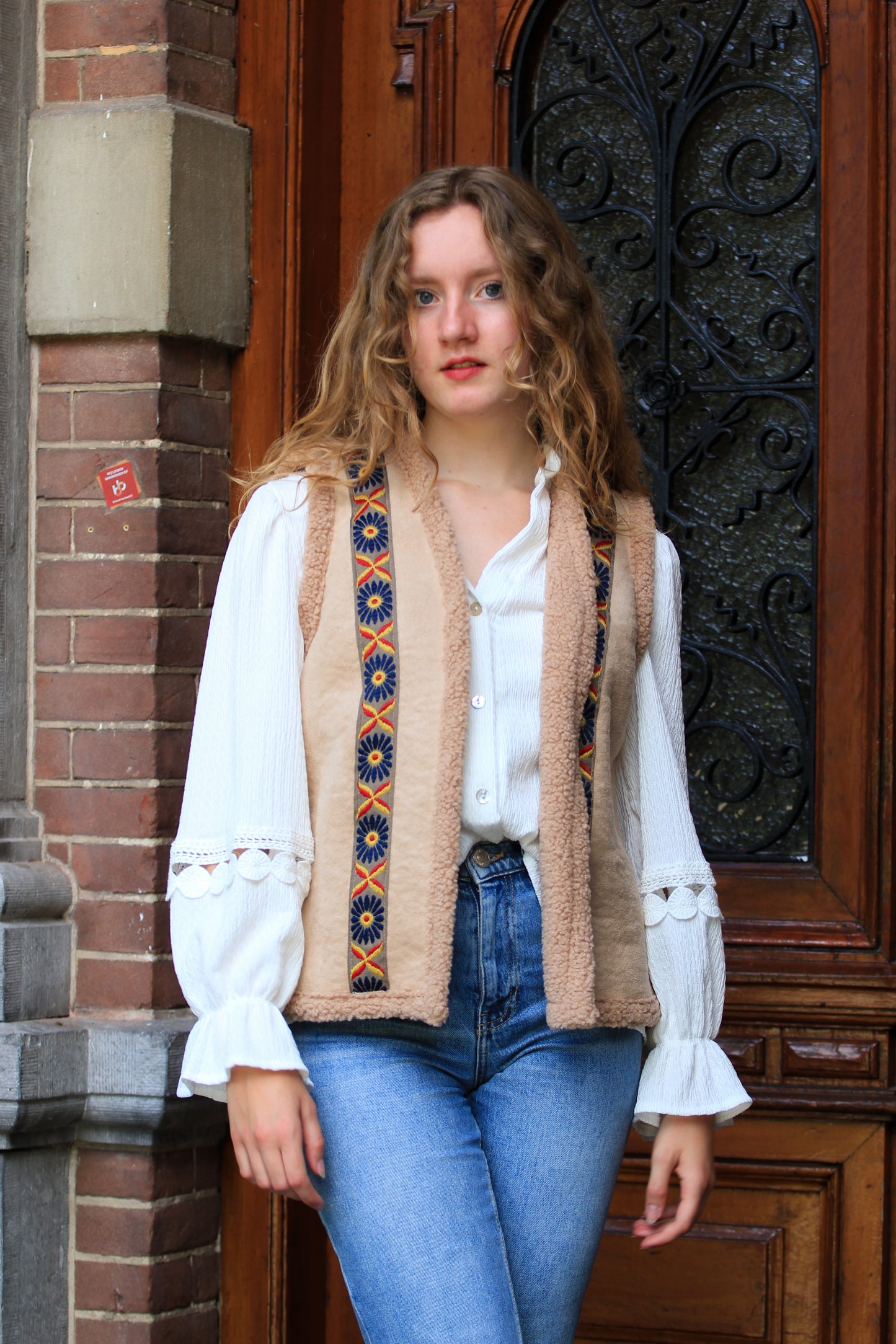 Boho gilet met borduursel Rosalie in camel, gedragen over een blouse