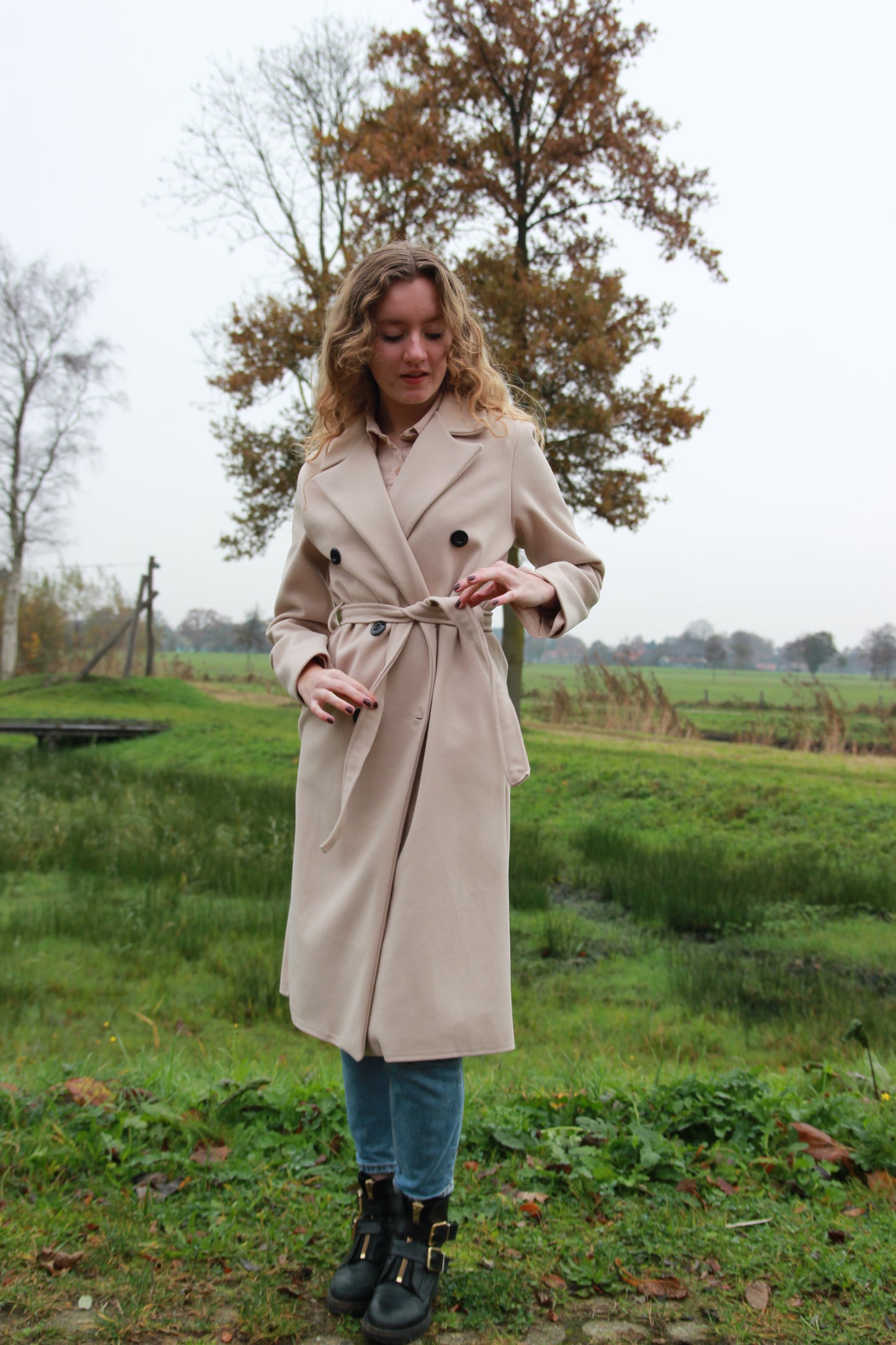 Beige trenchcoat in one size, comfortabel en stijlvol voor diverse lichaamstypes