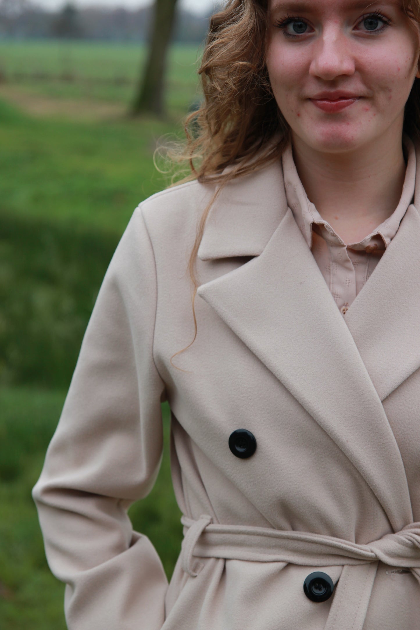 Modieuze dames trenchcoat in beige, perfect voor frisse herfstdagen