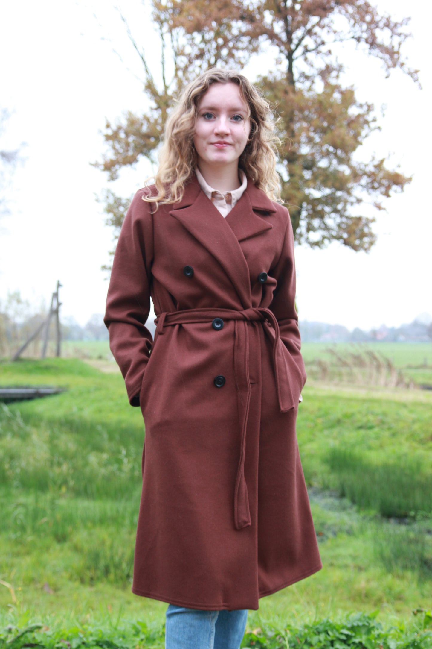 Donkerbruine trenchcoat in one size, comfortabel en stijlvol voor diverse lichaamstypes