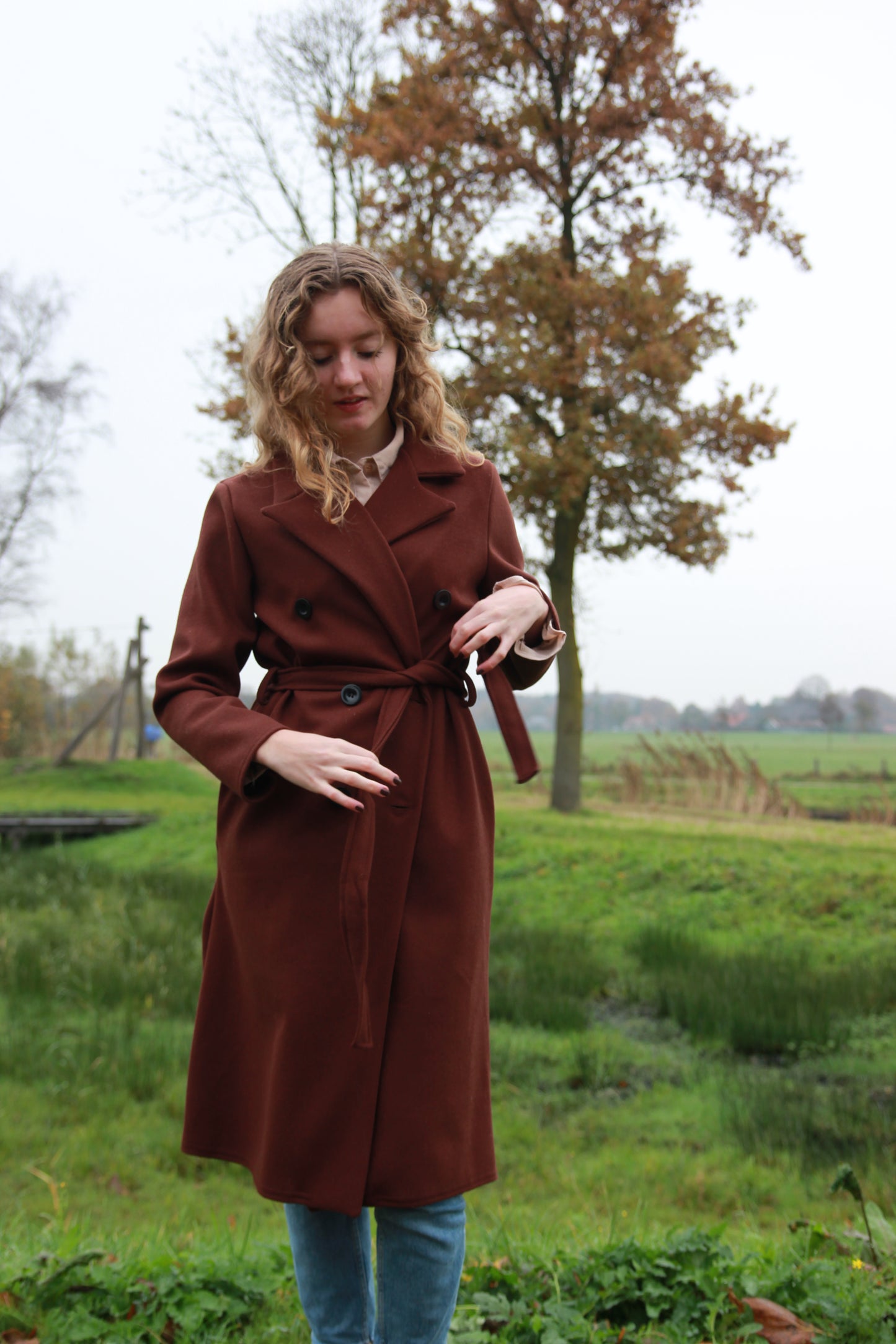 Trenchcoat met elegante pasvorm en veelzijdige stylingmogelijkheden in donkerbruin
