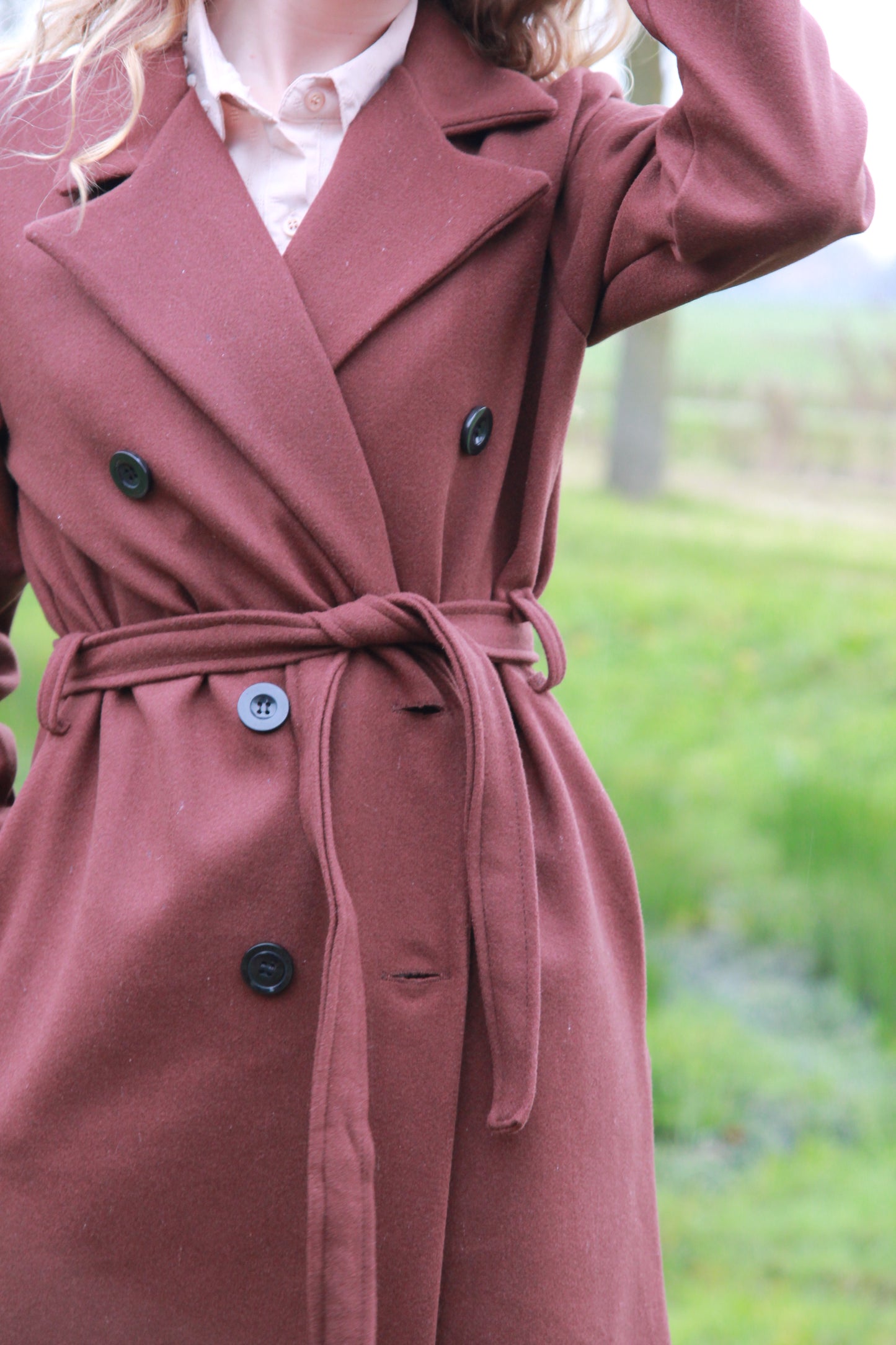 Modieuze dames trenchcoat in donkerbruin, perfect voor frisse herfstdagen