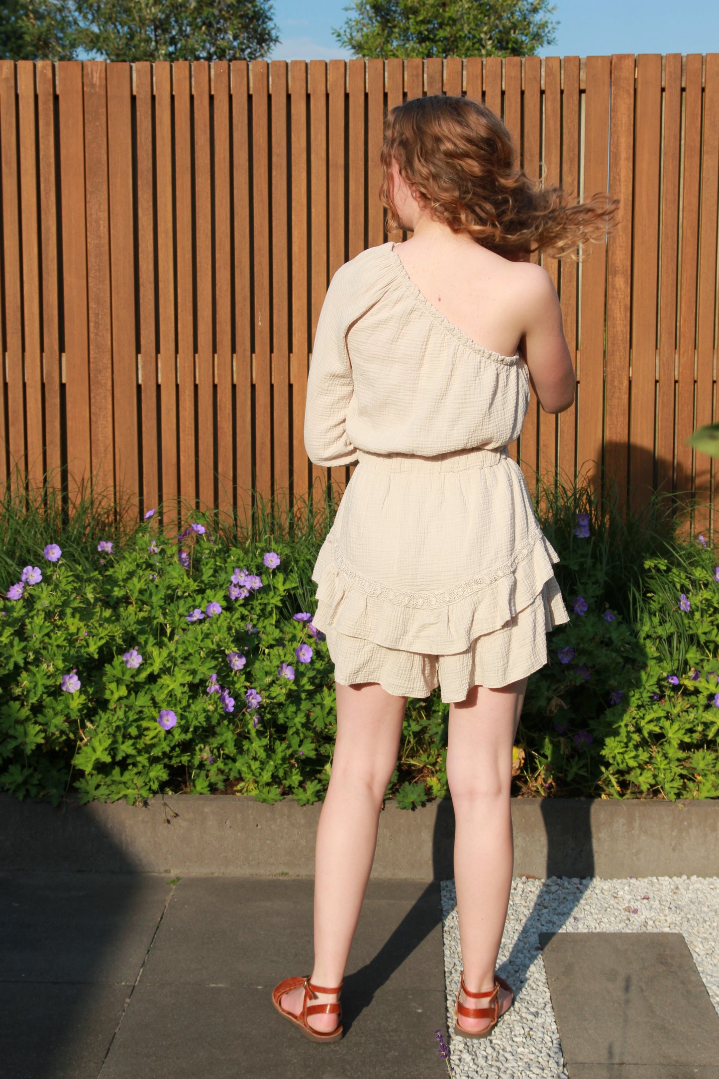 Korte playsuit met één mouw Yasmijn | Beige - Iristra