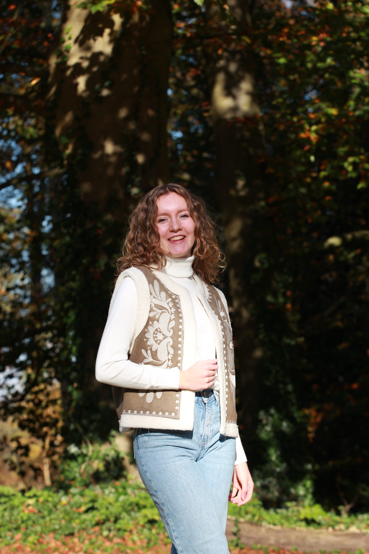 Essentiële herfstkleur: boho gilet Cloé in groen met witte coltrui
