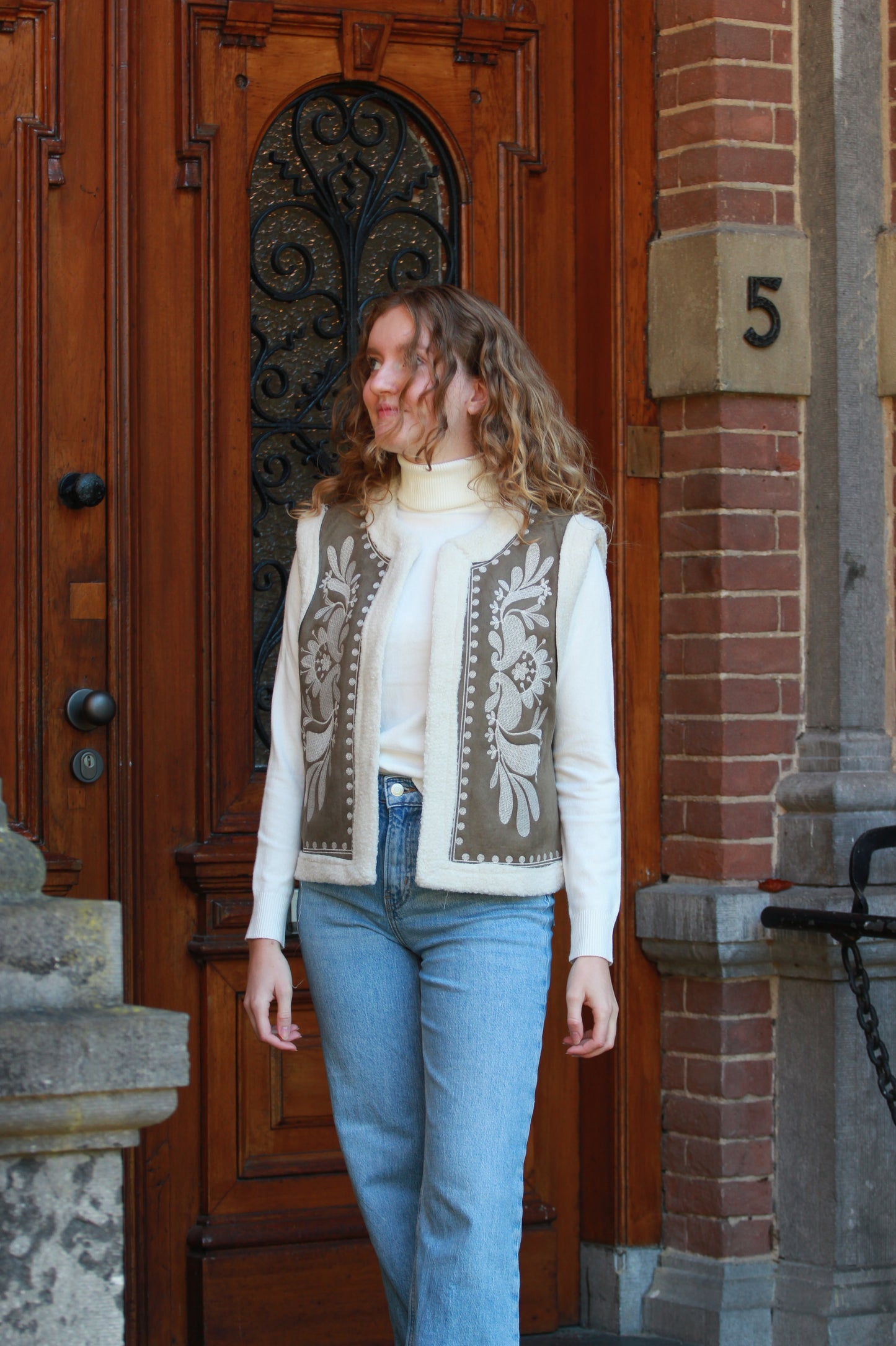 Herfstoutfit met witte coltrui en boho gilet met teddy voering
