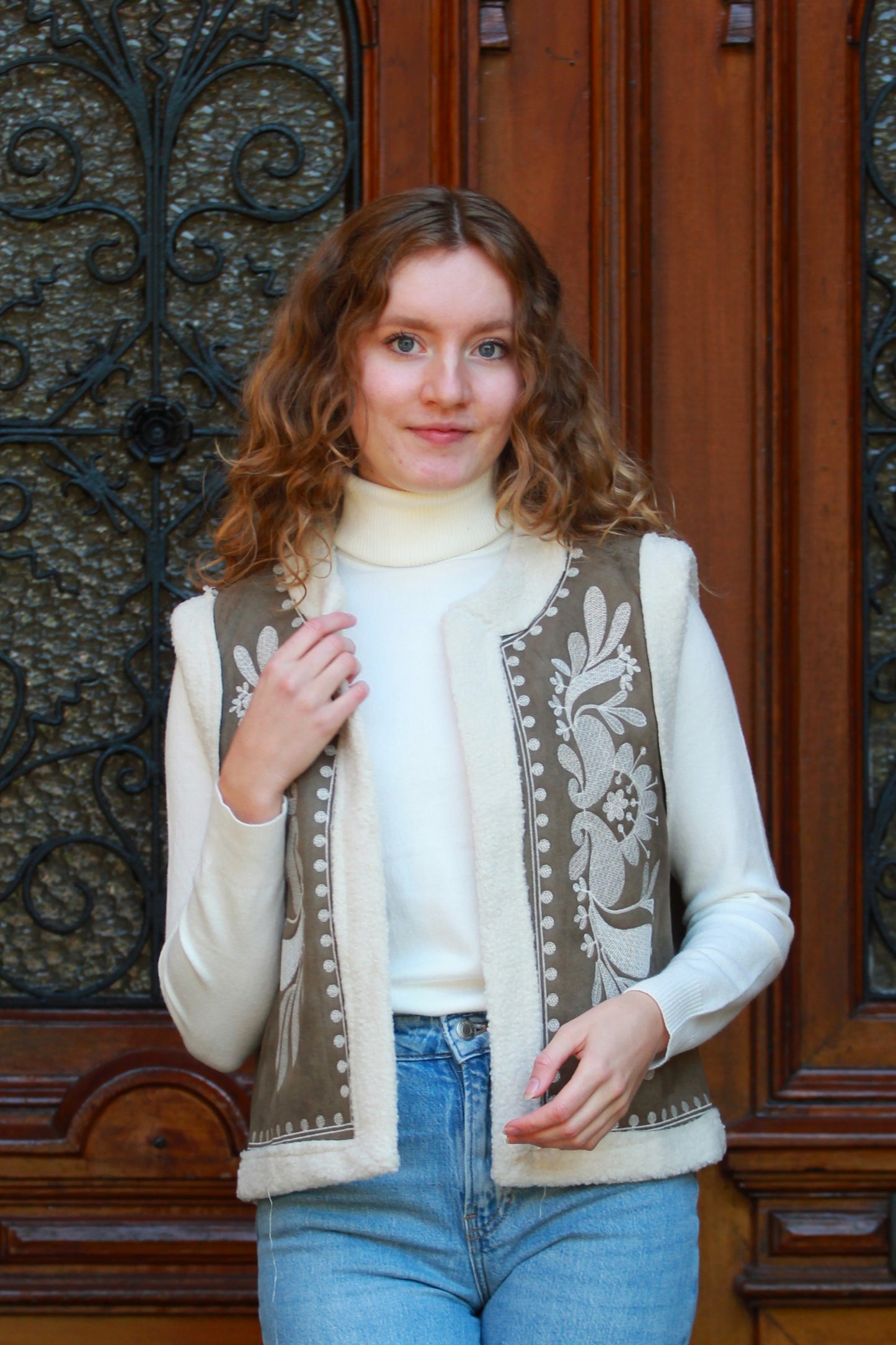 Witte coltrui Jinte gestyled met gilet Cloé voor een warme herfstlook