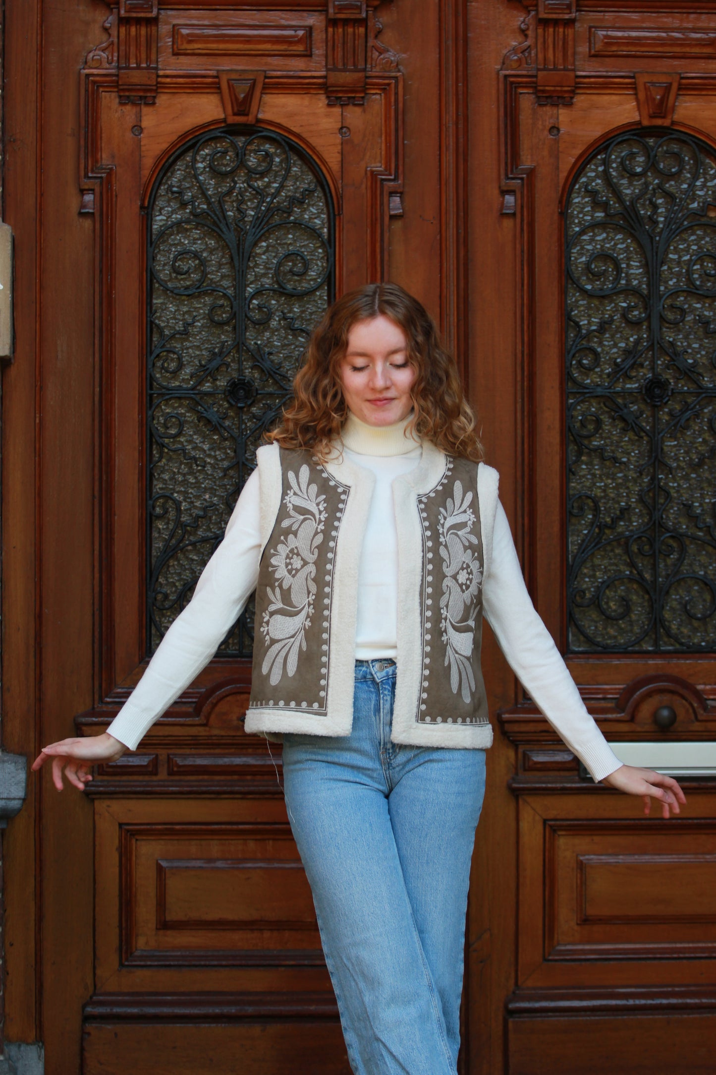 Herfstoutfit: groen gilet Cloé met borduursel en witte coltrui Jinte