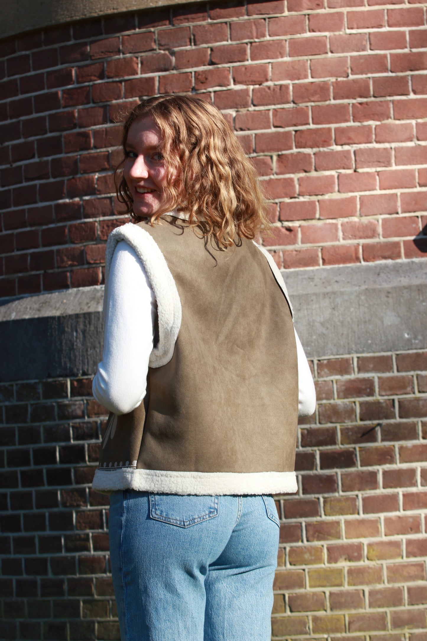 Groen boho gilet Cloé met borduursel, herfstige trendkleur, gedragen met witte coltrui
