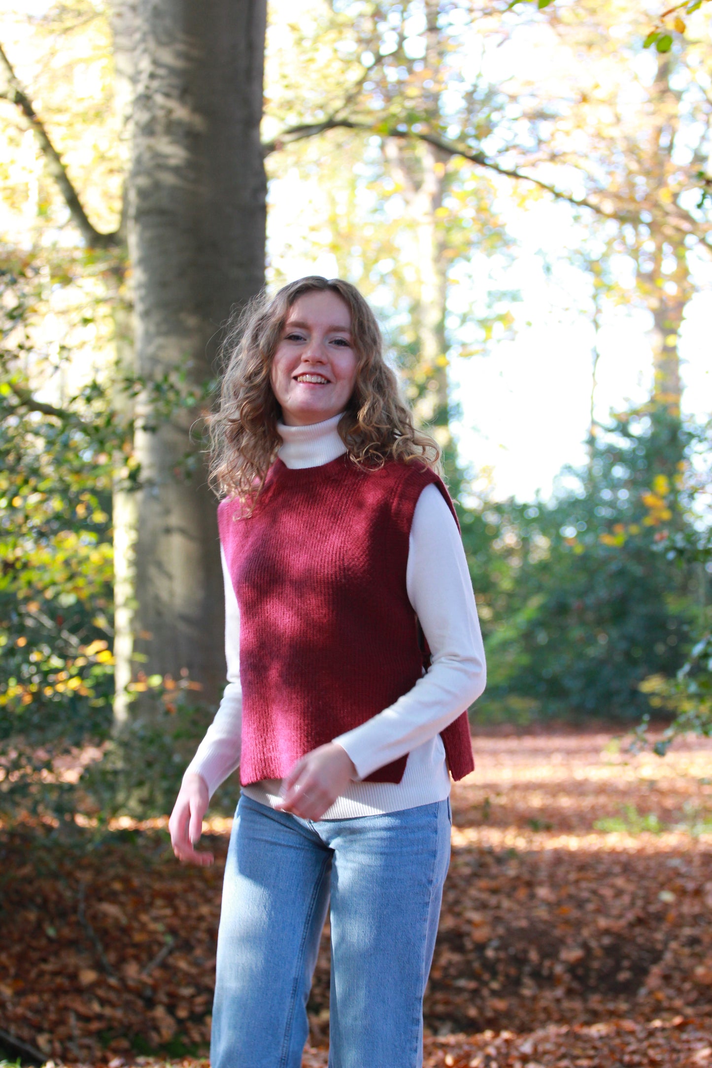 Dames coltrui Jinte gecombineerd met bordeauxrode spencer voor een stijlvolle outfit