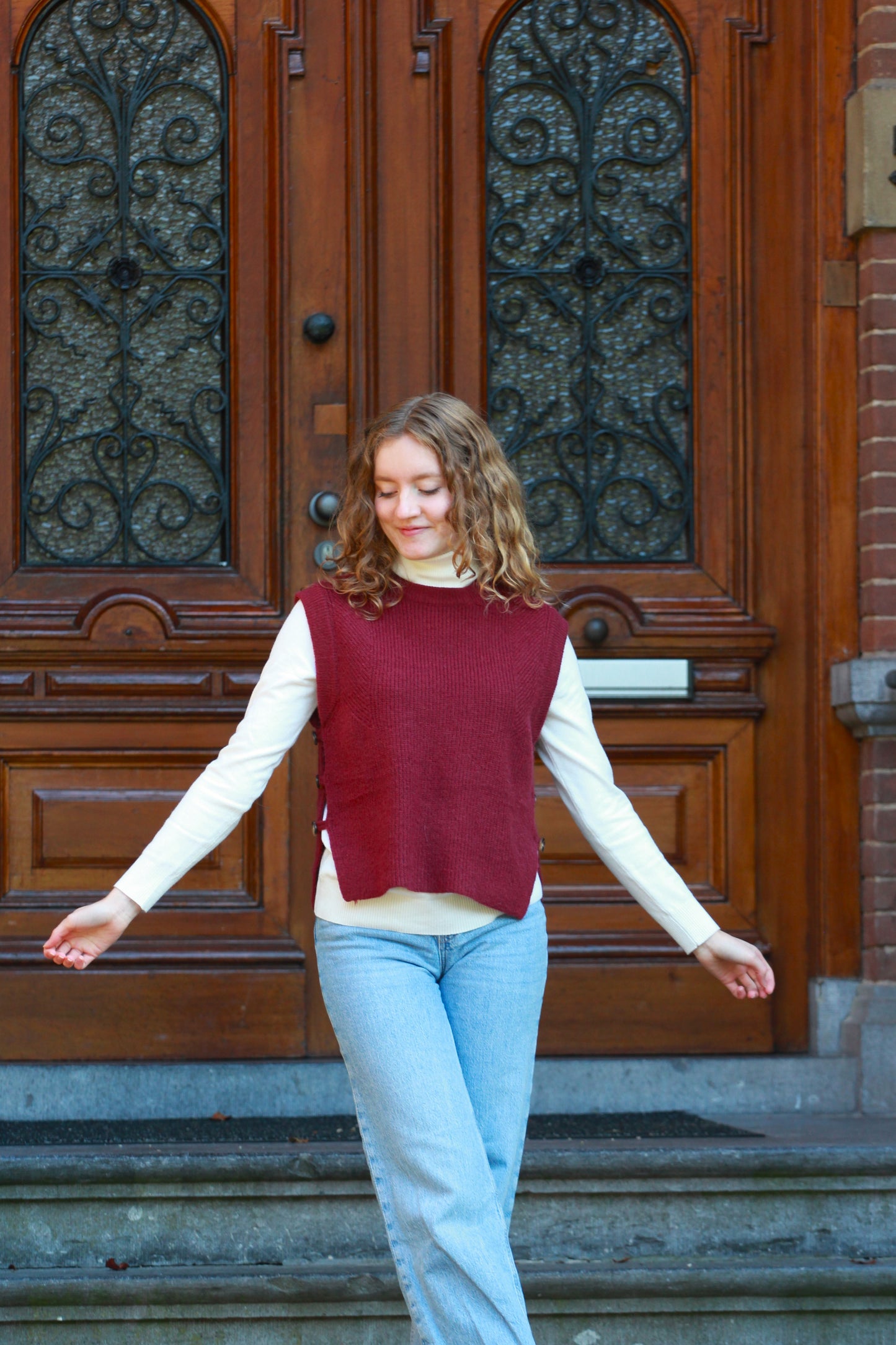 Trendy spencer zonder mouwen in bordeaux rood, ideaal voor laagjeslooks