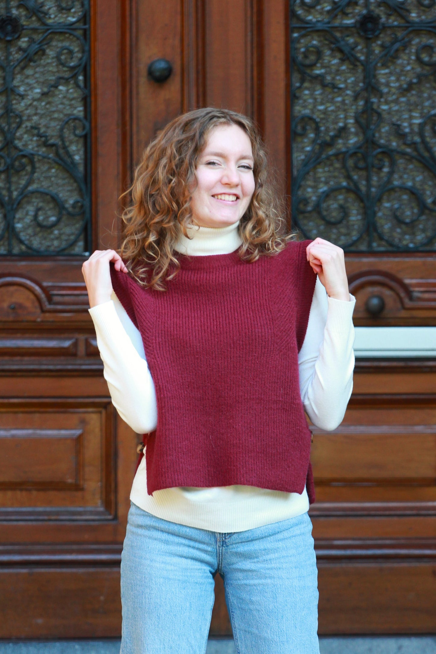 Casual herfstoutfit: bordeaux spencer Anna met een witte coltrui