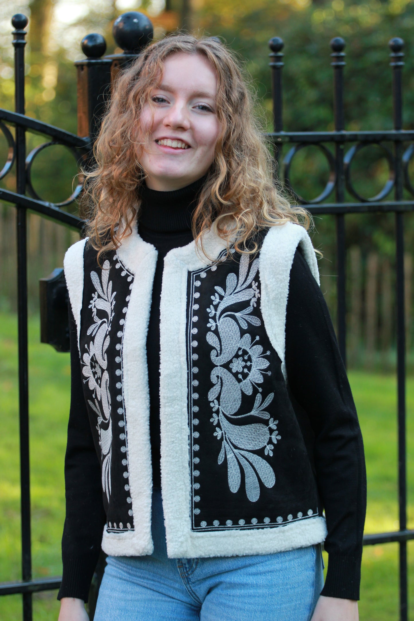 Outfitidee: witte coltrui Jinte en gilet Cloé samen gedragen