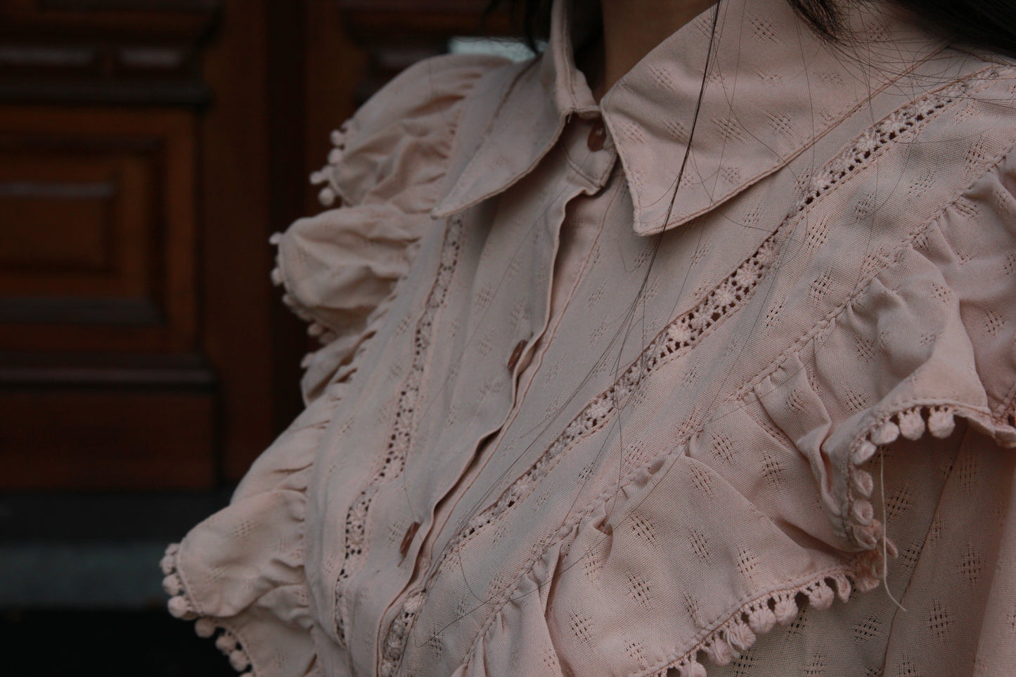Close-up van kanten details en broderie op romantische blouse in 100% viscose